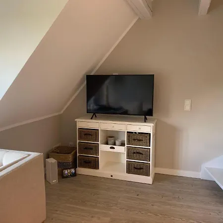 Keitum-hochwertig-und-gemuetlich-wohnen-unter-reet Apartment Keitum